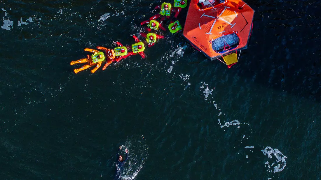 Die dortige Firma trainiert normalerweise vor allem Mitarbeiter der Offshore-Branche. - Bild: Jens Büttner/dpa