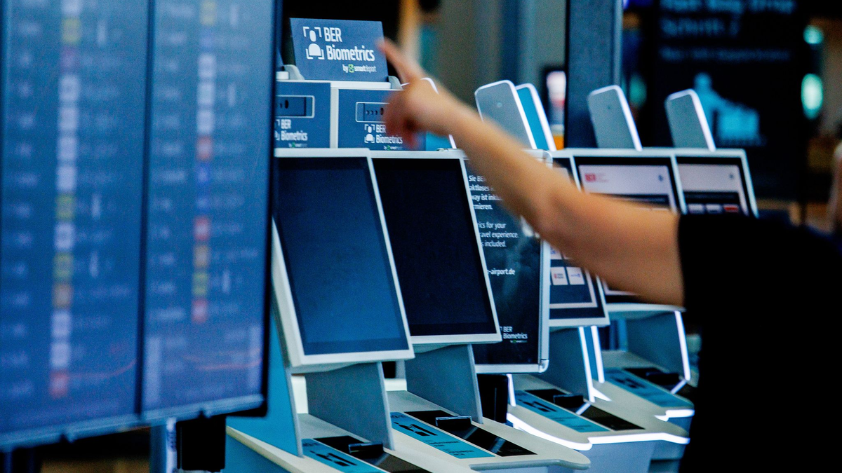 Lange Warteschlangen bildeten sich bei der Abfertigung von Passagieren am Berliner Flughafen. - Foto: Carsten Koall/dpa