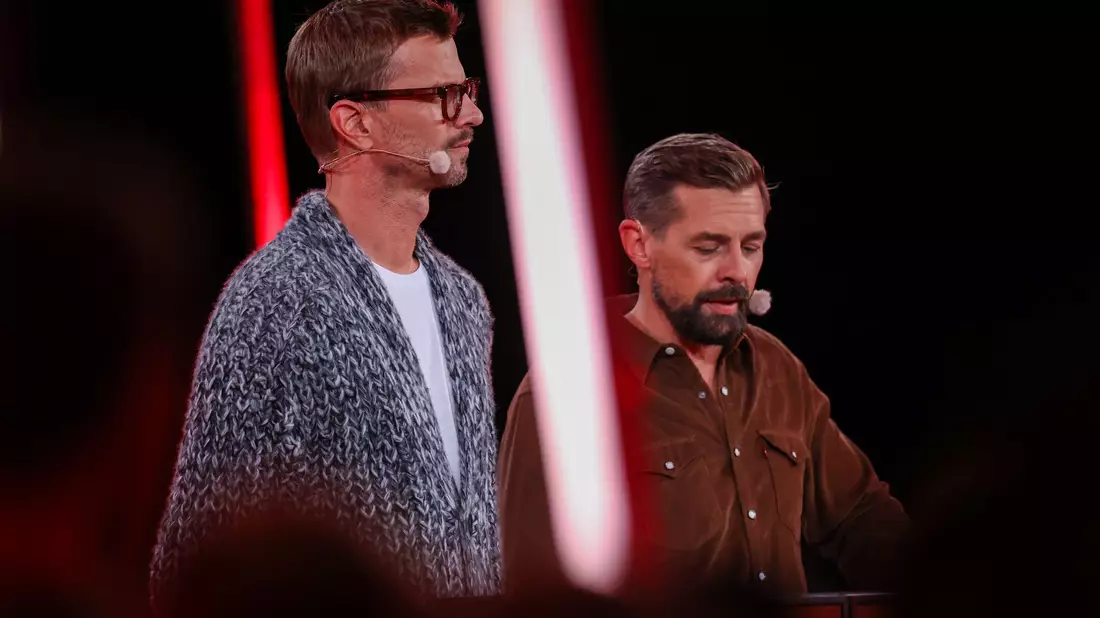 Joko Winterscheidt und Klaas Heufer-Umlauf sendeten am Samstagabend live aus Duisburg. - Bild: Christoph Reichwein/dpa