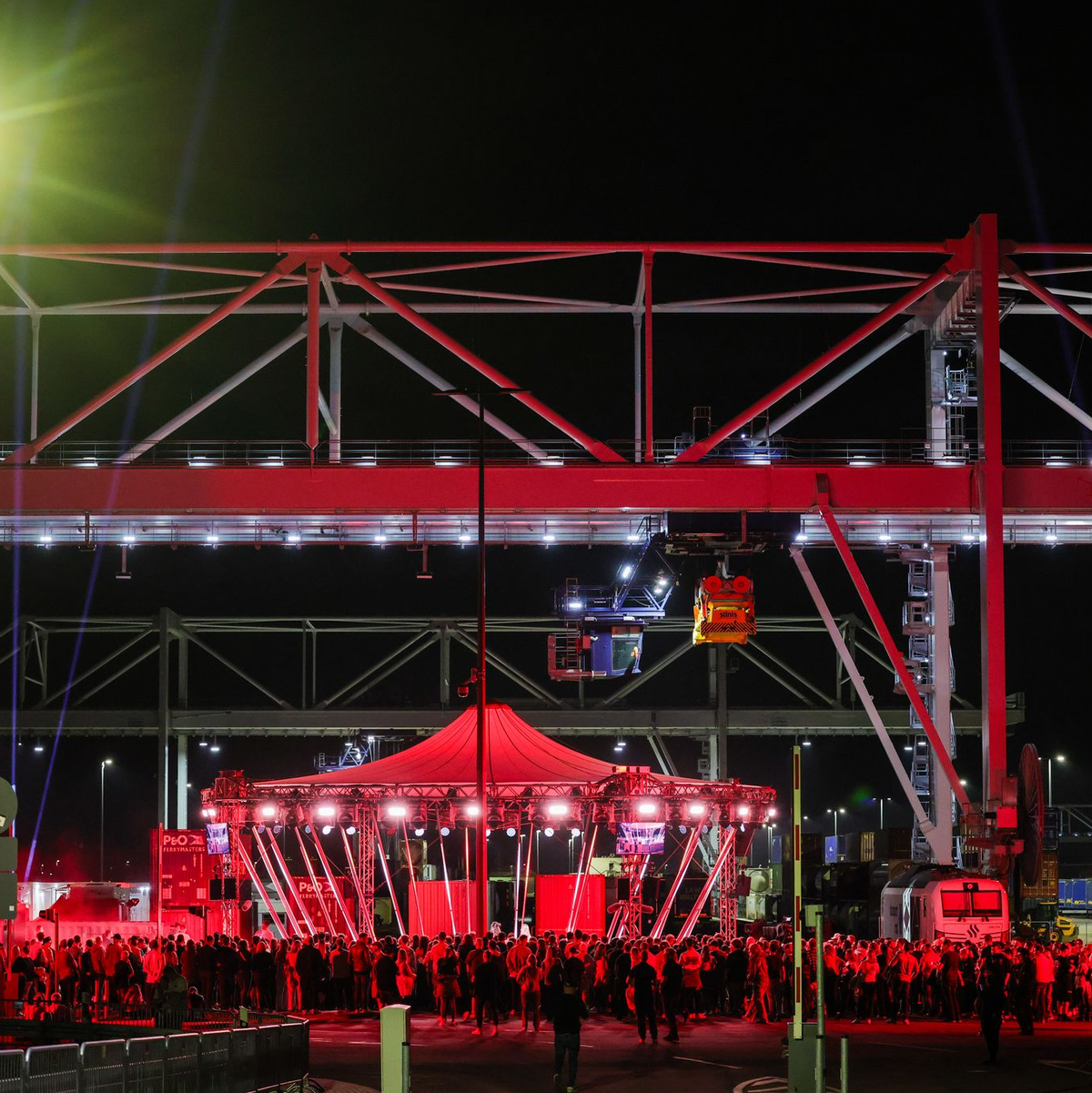 Nach rund 75 Minuten kam es zu einer hektisch eingeleiteten Werbepause, nachdem es hörbar für TV-Zuschauerinnen und -Zuschauer «Notarzt! Notarzt!»-Rufe aus dem Duisburger Publikum gegeben hatte. - Foto: Christoph Reichwein/dpa