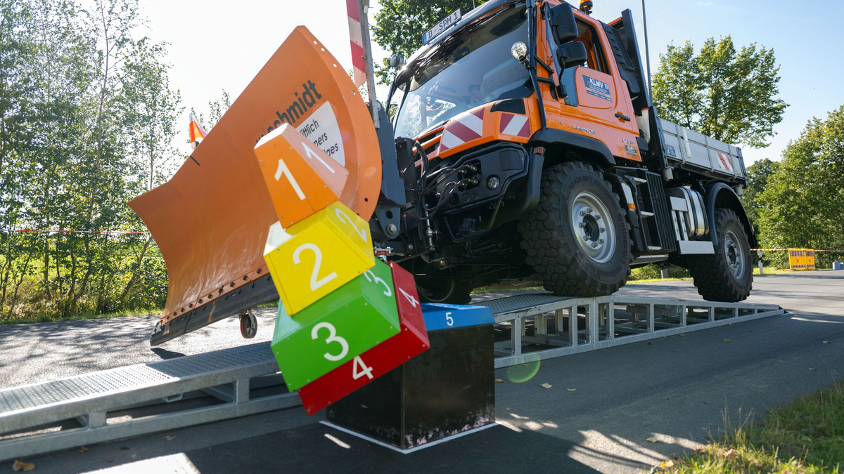 Die Gewinner der Schneepflug-Meisterschaft lassen sich feiern. - Foto: Pia Bayer/dpa