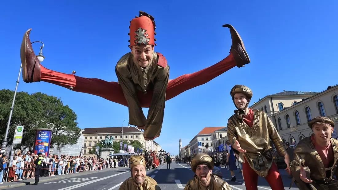 Eine Schefflergruppe beim Trachtenumzug in München. - Bild: Karl-Josef Hildenbrand/dpa