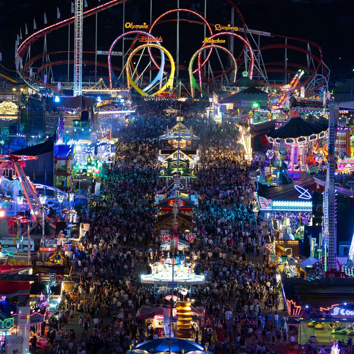 Bis in den späten Abend hinein blieb es voll auf dem Gelände. - Foto: Sven Hoppe/dpa