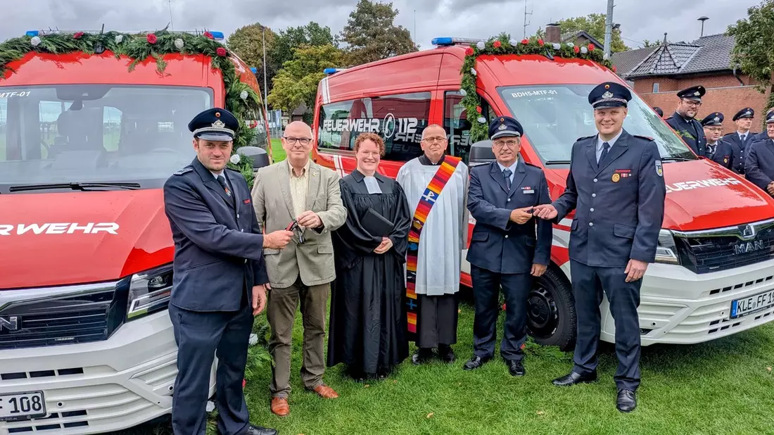 FW-KLE: Zwei neue Mannschaftstransportfahrzeuge für die Freiwillige Feuerwehr Bedburg-Hau - Bild: presseportal.de