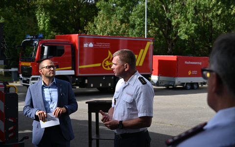 FW LK Esslingen: Landkreis Esslingen stärkt Bevölkerungsschutz - Übergabe neuer Einsatzfahrzeuge in Wendlingen - Foto: presseportal.de
