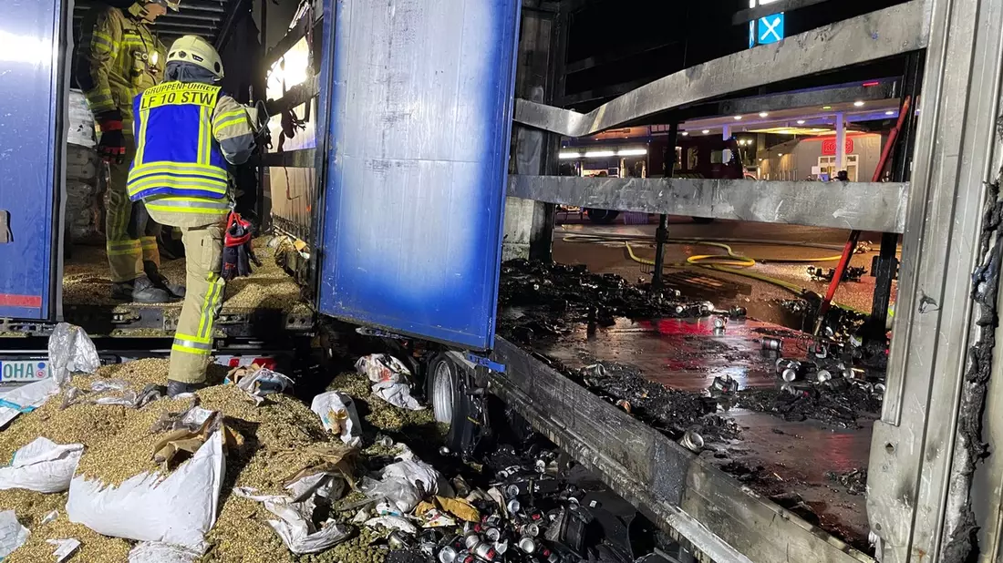 FW Lehrte: LKW-Anhänger brennt auf dem Autohof Lehrte an der Westtangente - Bild: presseportal.de