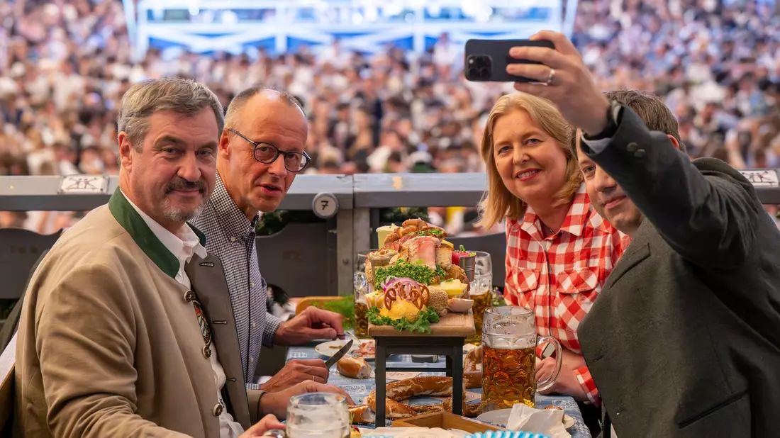 Überraschungsbesuch auf der Wiesn: Bundeskanzler Friedrich Merz (CDU) ist auf dem Oktoberfest aufgetaucht. - Bild: Peter Kneffel/dpa