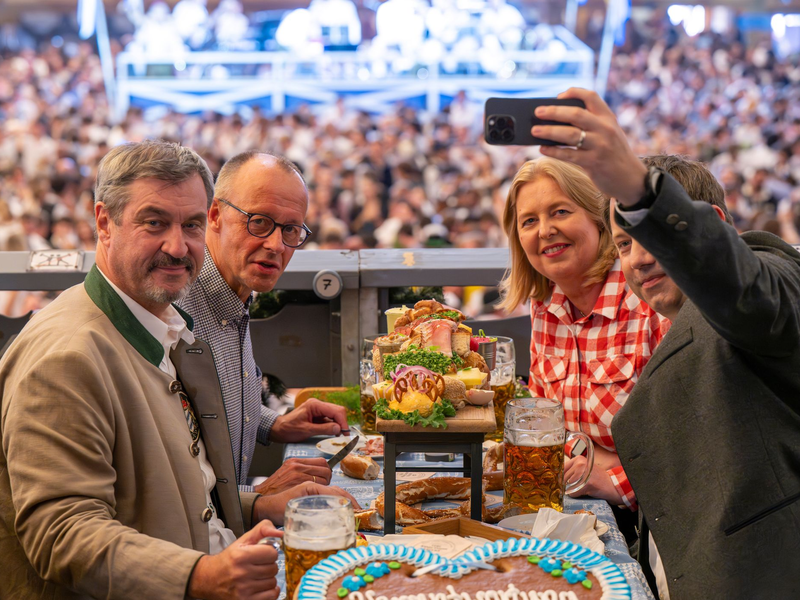 Überraschungsbesuch auf der Wiesn: Bundeskanzler Friedrich Merz (CDU) ist auf dem Oktoberfest aufgetaucht. - Foto: Peter Kneffel/dpa