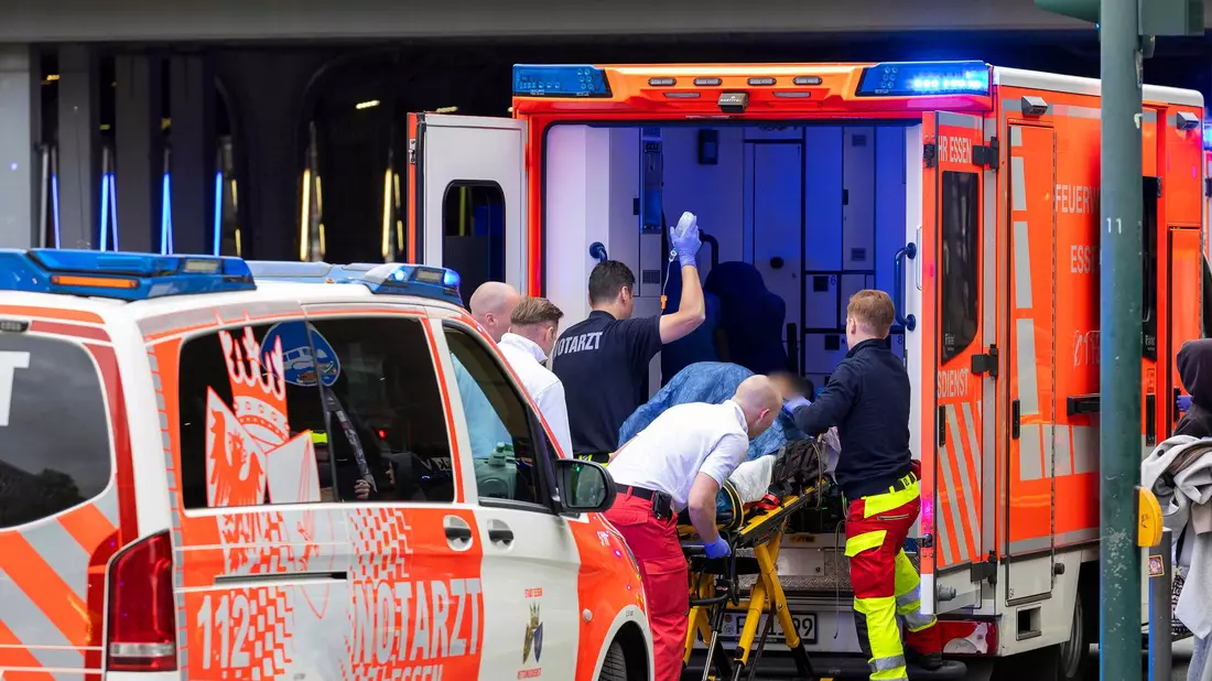 Am Essener Hauptbahnhof wurden laut Polizei zwei Personen verletzt. - Bild: Justin Brosch/dpa