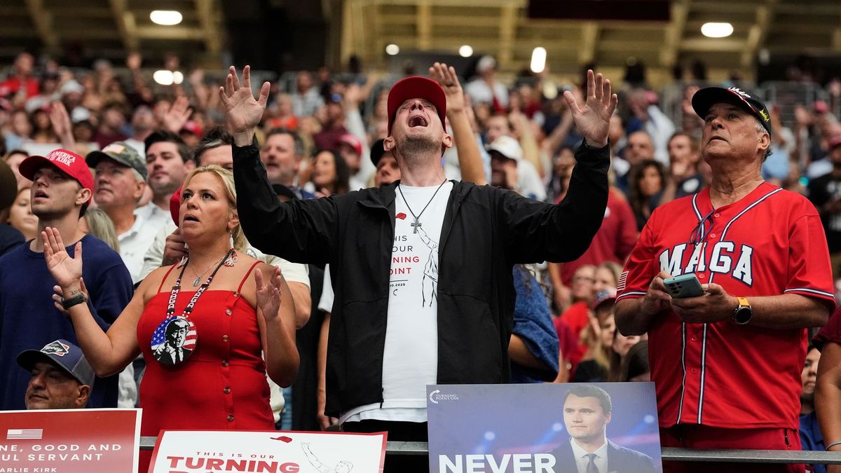 Kirks Anhänger erinnern heute an den getöteten rechten Aktivisten - mit christlicher Musik, Gebeten und Gesang. - Foto: Ross D. Franklin/AP/dpa