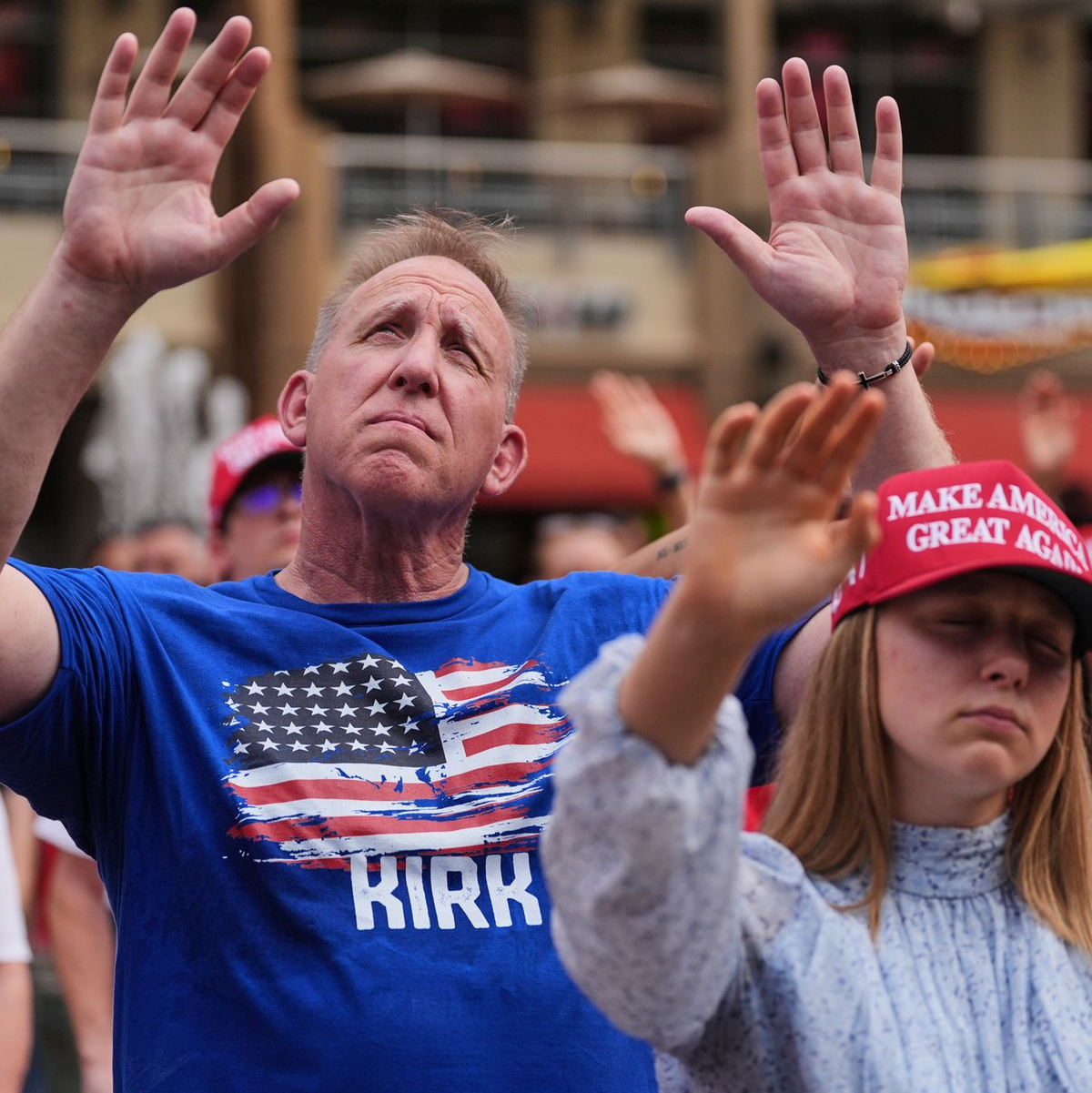 Zehntausende warteten seit dem frühen Morgen auf den Einlass. - Foto: Jae C. Hong/AP/dpa