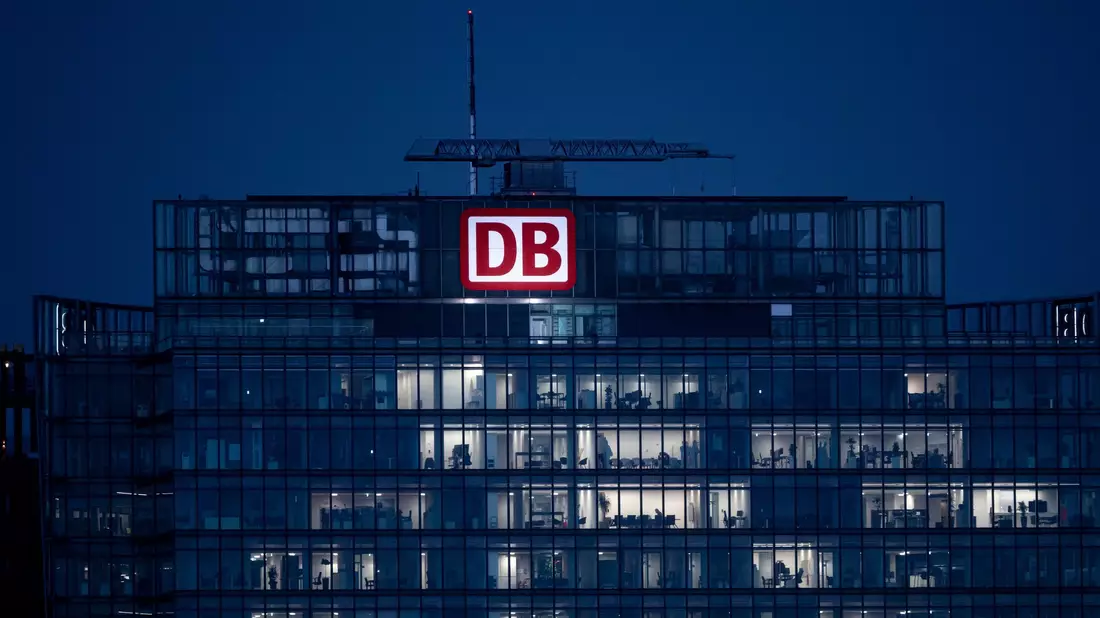 Bei der Bahn wird auf Führungsebene derzeit ordentlich rochiert. (Archivbild) - Bild: Fabian Sommer/dpa