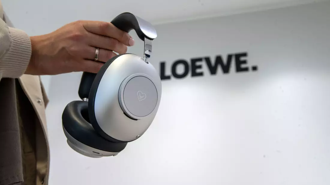 Loewe präsentiert seinen ersten Kopfhörer im Luxussegment. - Bild: Pia Bayer/dpa