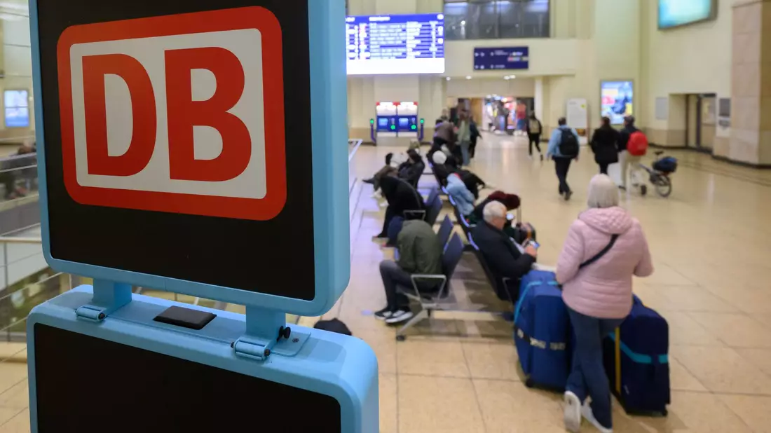 Reisende warteten am Morgen am Hauptbahnhof in Hannover. - Bild: Julian Stratenschulte/dpa