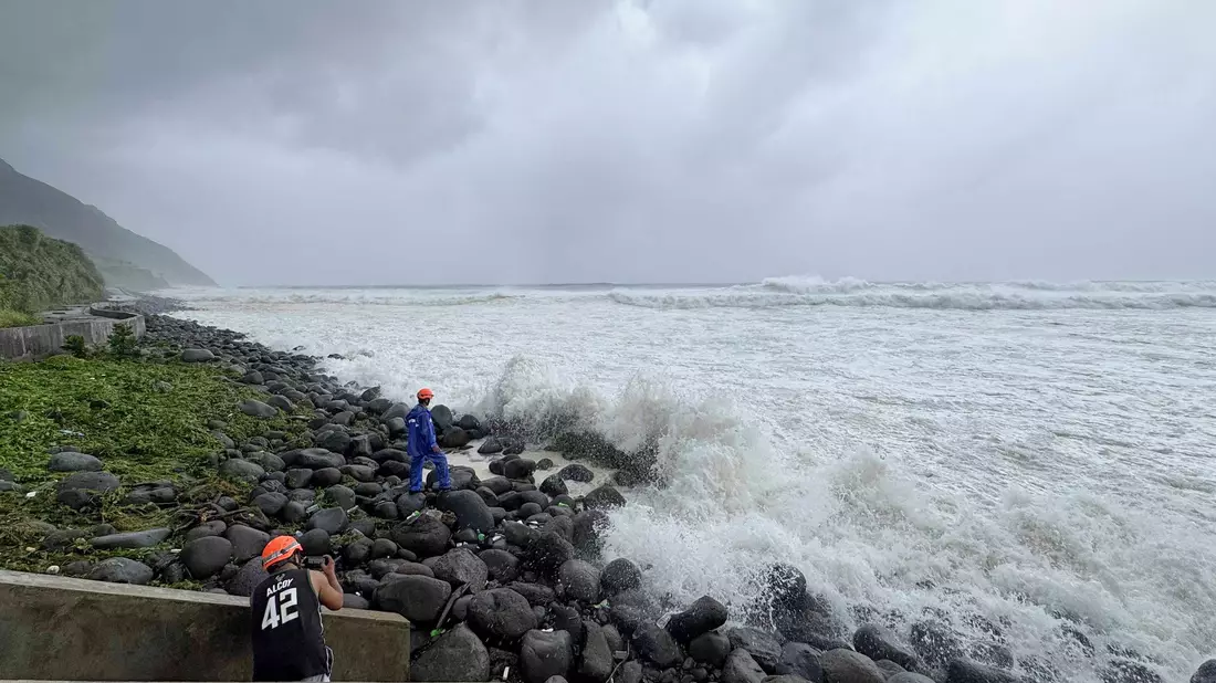 Die Behörde auf den Philippinen hatten vor Sturmfluten und orkanartigen Böen gewarnt. - Bild: Justine Mark Pillie Fajardo/AP/dpa