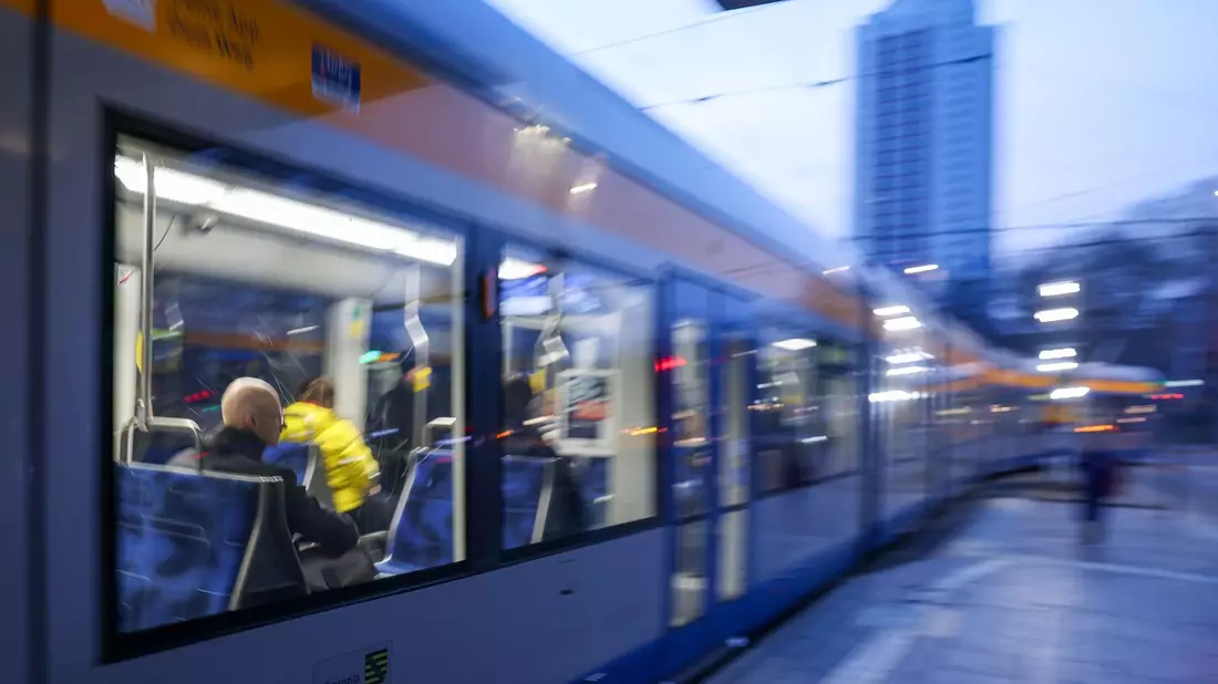 Die Zahl der Fahrgäste in Bussen und Bahnen legt leicht zu (Archivbild) - Bild: Jan Woitas/dpa