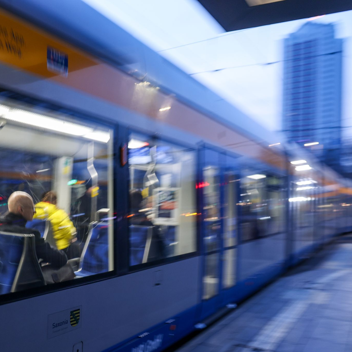 Die Zahl der Fahrgäste in Bussen und Bahnen legt leicht zu (Archivbild) - Foto: Jan Woitas/dpa