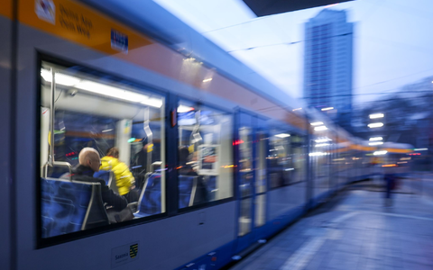 Die Zahl der Fahrgäste in Bussen und Bahnen legt leicht zu (Archivbild) - Foto: Jan Woitas/dpa