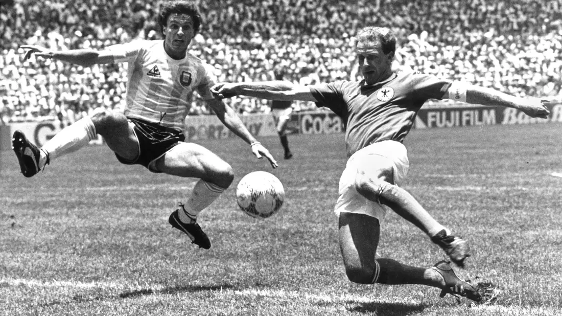 Karl-Heinz Rummenigge (r) im WM-Finale 1986 in Aktion. (Archivbild) - Bild: picture alliance / dpa