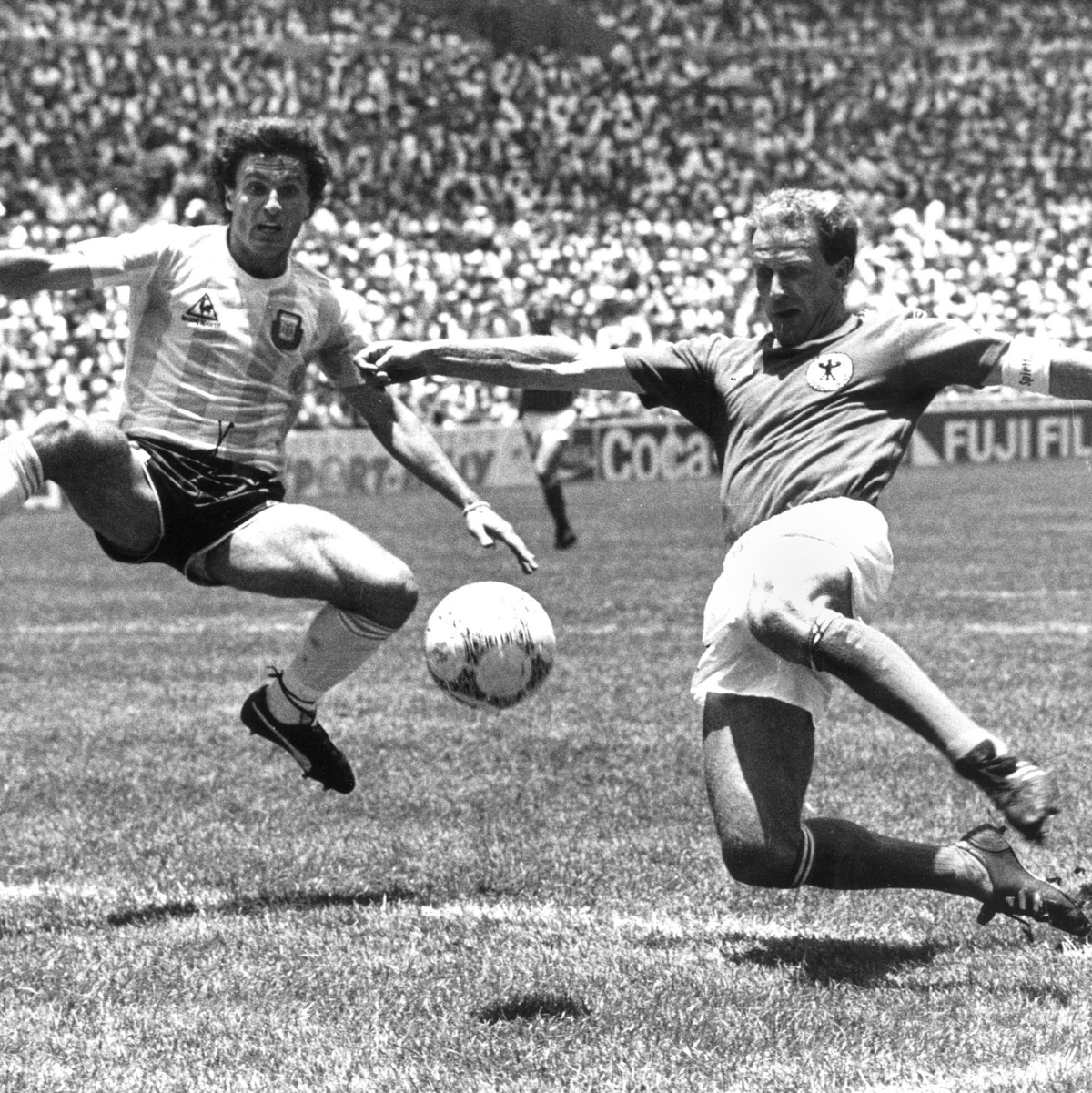 Karl-Heinz Rummenigge (r) im WM-Finale 1986 in Aktion. (Archivbild) - Foto: picture alliance / dpa
