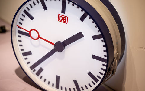 Die Bahn hat seit Jahren ein Pünktlichkeitsproblem. (Archivbild) - Foto: Fabian Sommer/dpa