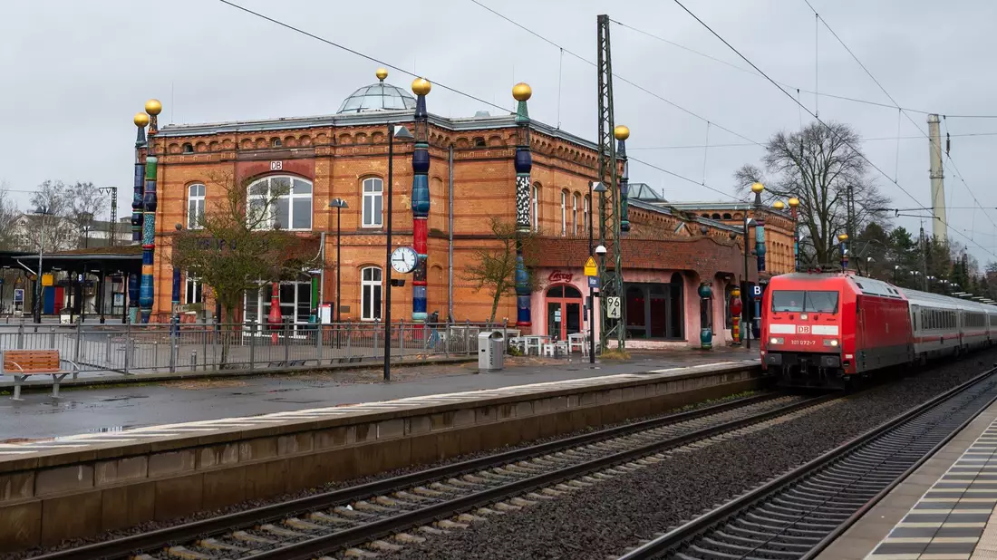 Warum die Oberleitung in Uelzen kaputt gegangen ist, war zunächst unklar. Ein umgefallener Baum soll es nicht gewesen sein, sagte eine Bahnsprecherin.  - Bild: Philipp Schulze/dpa