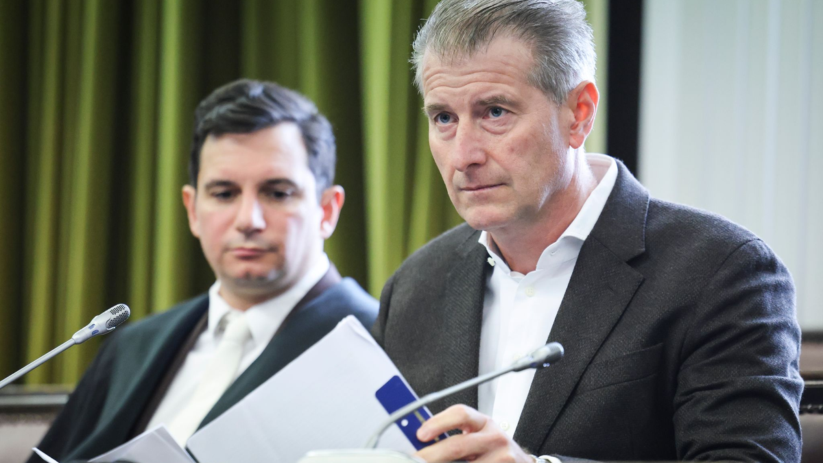 Der Vater schildert vor Gericht die Folgen der Entführung für seine Familie. - Foto: Christian Charisius/dpa-Pool/dpa