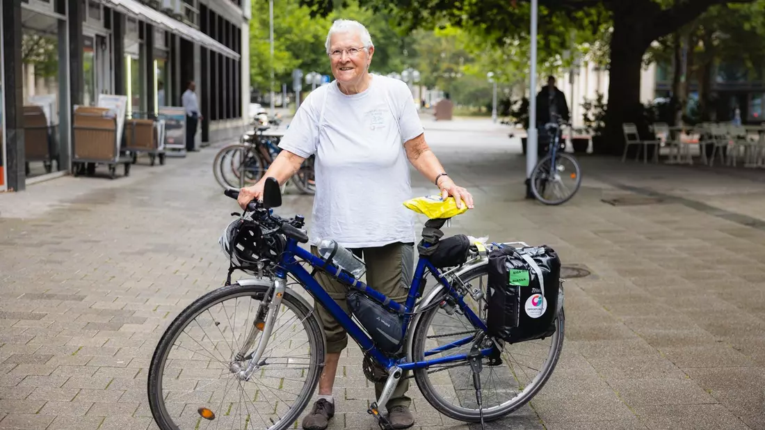 79-Jährige sitzt über 50.000 Kilometer im Fahrradsattel, um Spenden zu sammeln - Bild: presseportal.de