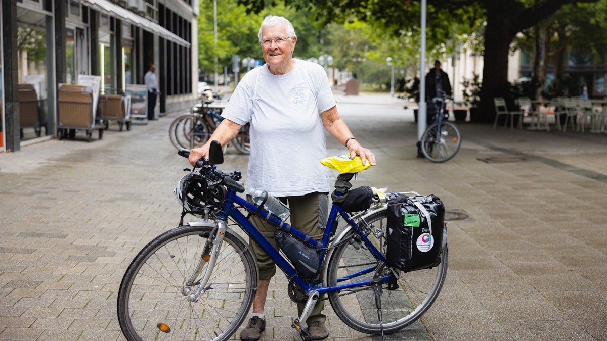 79-Jährige sitzt über 50.000 Kilometer im Fahrradsattel, um Spenden zu sammeln - Foto: presseportal.de