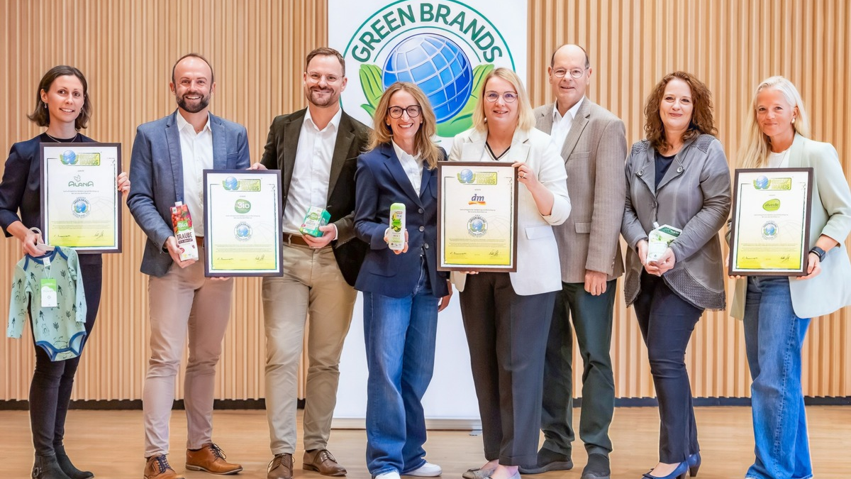 dm sowie alverde NATURKOSMETIK, ALANA und dmBio nach erfolgreichen Re-Validierungen mit Spitzenwerten erneut als GREEN BRANDS Germany ausgezeichnet - Foto: presseportal.de