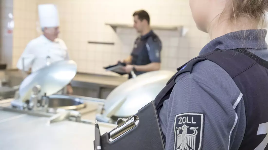 HZA-GI: Gießener Zoll deckt Verstöße und illegale Beschäftigung in hessischen Gastronomiebetrieben auf - Bundesweite Schwerpunktaktion gegen Schwarzarbeit - Bild: presseportal.de