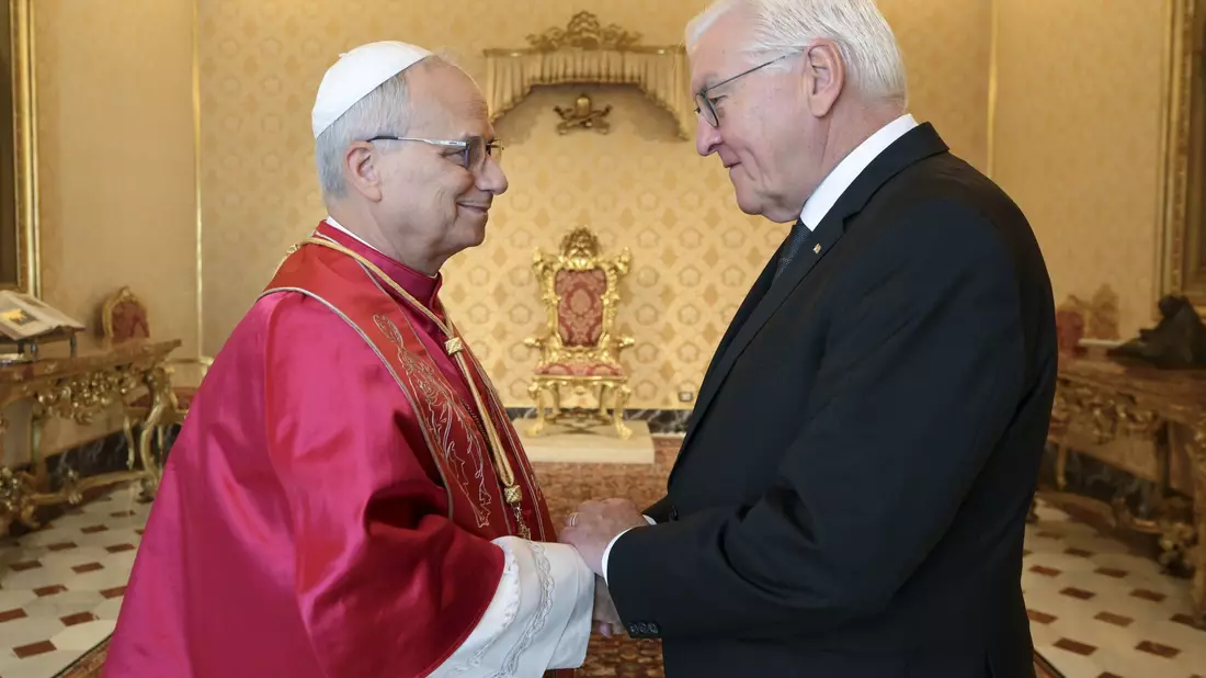Steinmeier reiste mit seiner Ehefrau zum Pontifex.  - Bild: Vatican Media/IPA via ZUMA Press/dpa