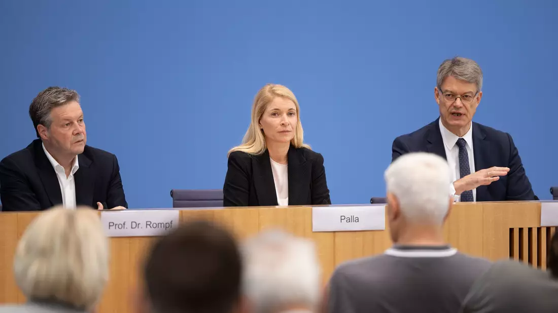 Evelyn Palla leitete bisher die Bahnsparte DB Regio - und wird nun Chefin der Deutschen Bahn als erste Frau in der Konzerngeschichte. (Archivbild) - Bild: Andreas Gora/dpa