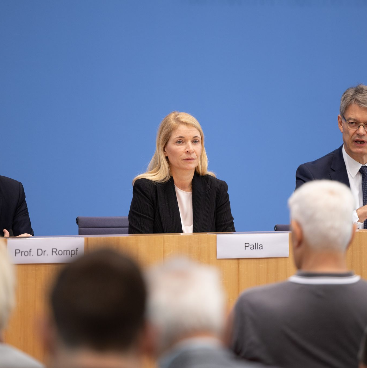 Dirk Rompf ist im DB-Konzern bekannt, war zu Zeiten von Ronald Pofalla Chef bei DB Netz. Die Eisenbahn- und Verkehrsgewerkschaft EVG will seine Berufung zum InfraGo-Chef verhindern. - Foto: Andreas Gora/dpa