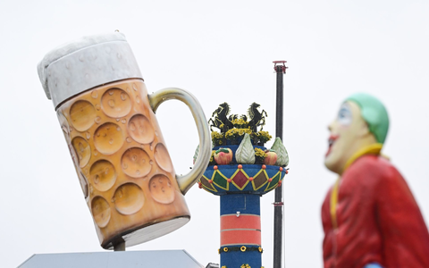 Am Freitag startet auf dem Cannstatter Wasen das zweitgrößte Volksfest Deutschlands. - Foto: Bernd Weißbrod/dpa