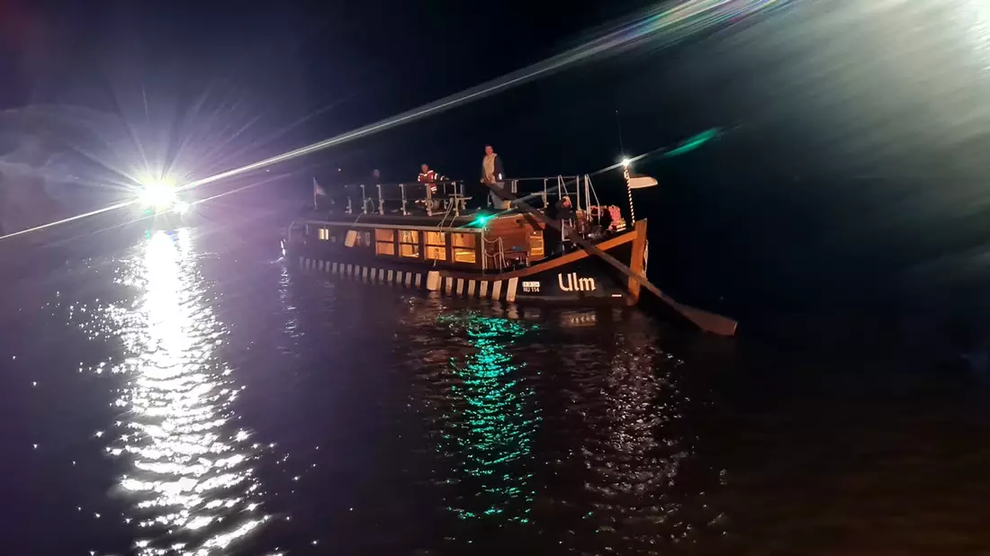FW Lüchow-Dannenberg: +++ nächtliche Rettung auf der Elbe +++ Ulmer Schachtel läuft bei geringem Wasserstand auf Grund +++ Feuerwehr evakuiert über 30 Personen +++ - Bild: presseportal.de
