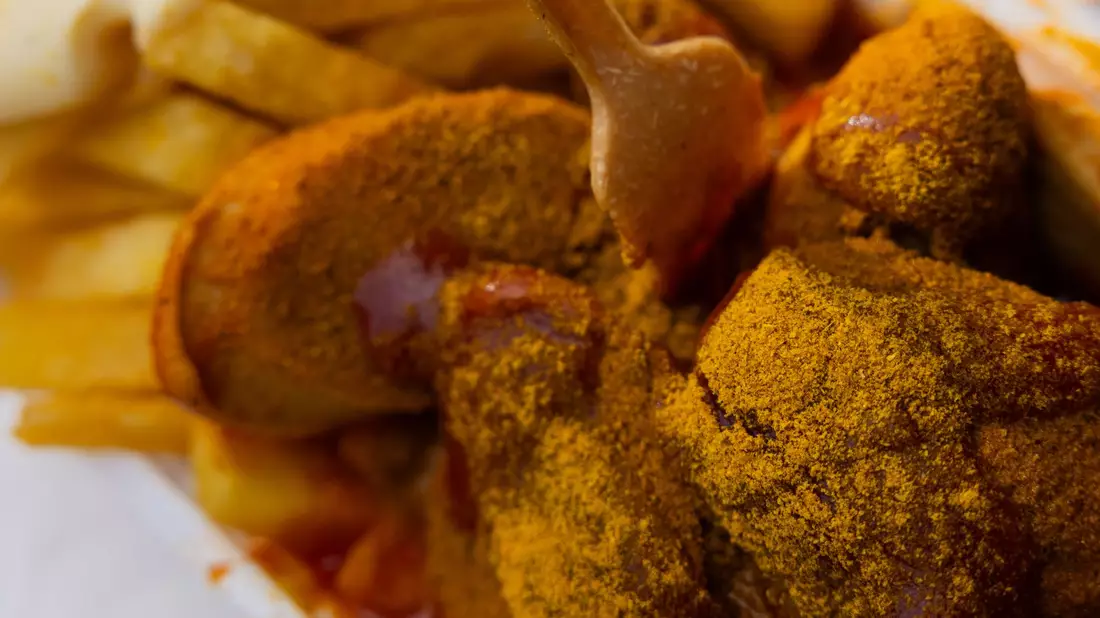 Mit der neuen Plakette macht Oberbürgermeister Sören Link (SPD) klar: Hier in Duisburg wurde die Currywurst erfunden. - Bild: Rolf Vennenbernd/dpa
