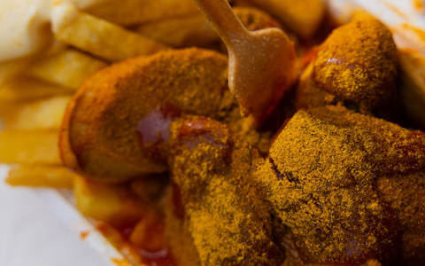 Mit der neuen Plakette macht Oberbürgermeister Sören Link (SPD) klar: Hier in Duisburg wurde die Currywurst erfunden. - Foto: Rolf Vennenbernd/dpa