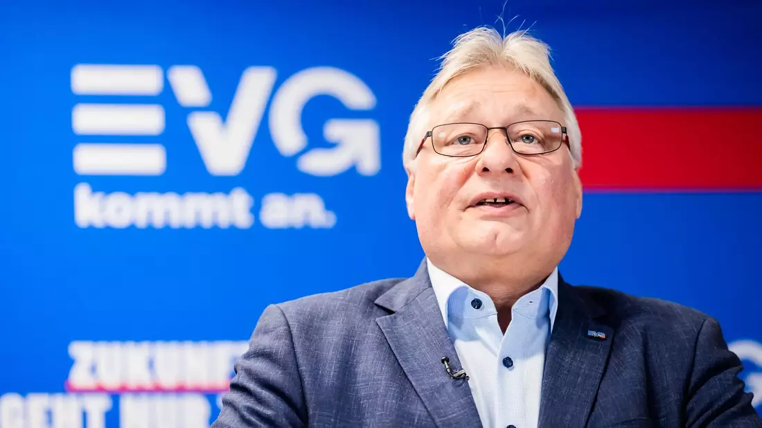 EVG-Chef Martin Burkert ist nicht erfreut über den geplanten Chefwechsel bei der DB InfraGo. - Bild: Christoph Soeder/dpa