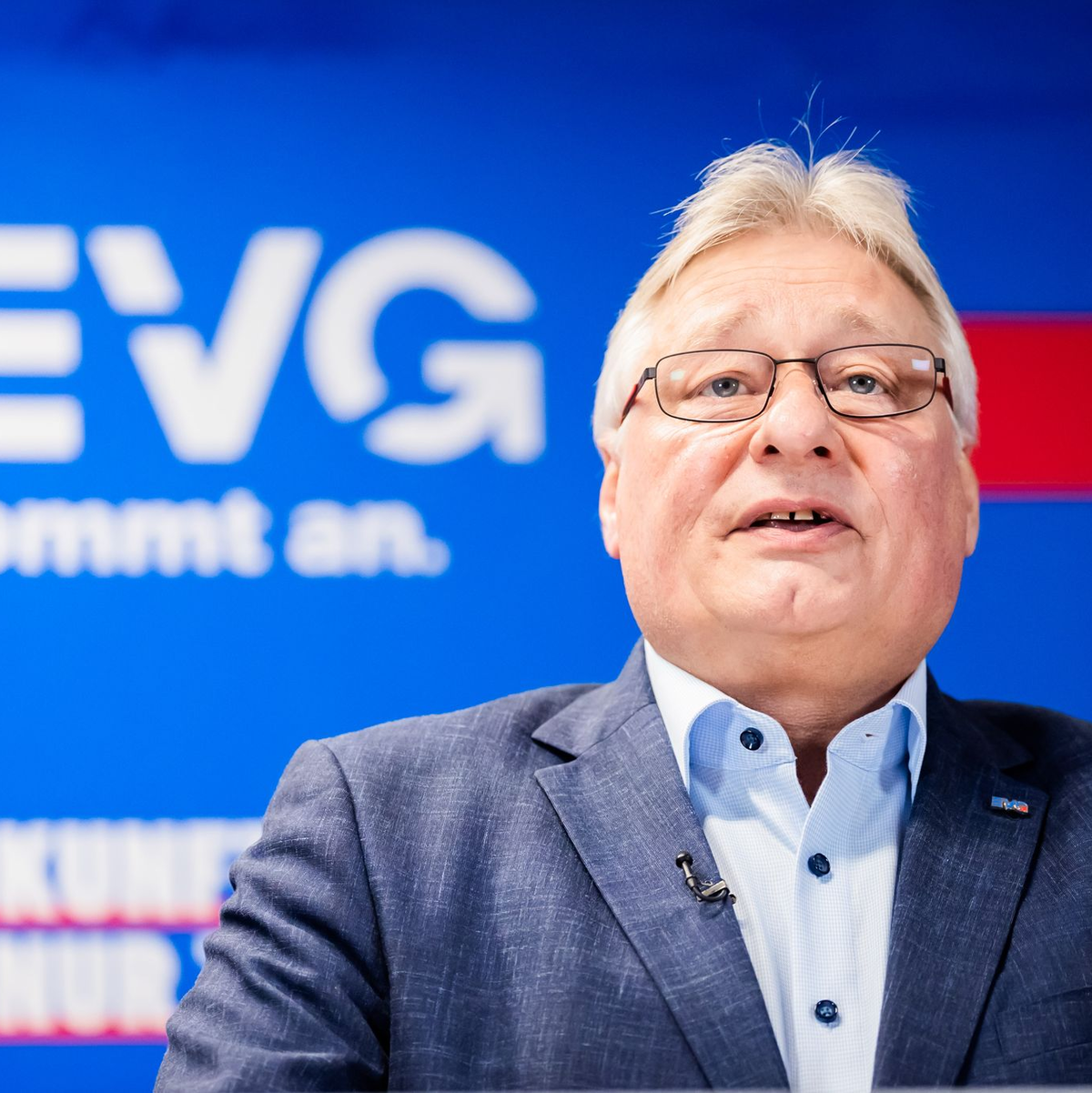 EVG-Chef Martin Burkert ist nicht erfreut über den geplanten Chefwechsel bei der DB InfraGo. - Foto: Christoph Soeder/dpa