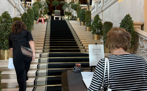 Verstorbene Ehrenmitglieder des Burgtheaters werden traditionell mit großer Geste verabschiedet. - Foto: Matthias Röder/dpa