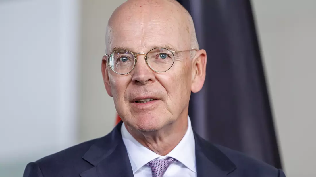 Der Banker Blessing soll im Auftrag des Kanzlers Investoren gewinnen. - Bild: Andreas Gora/dpa