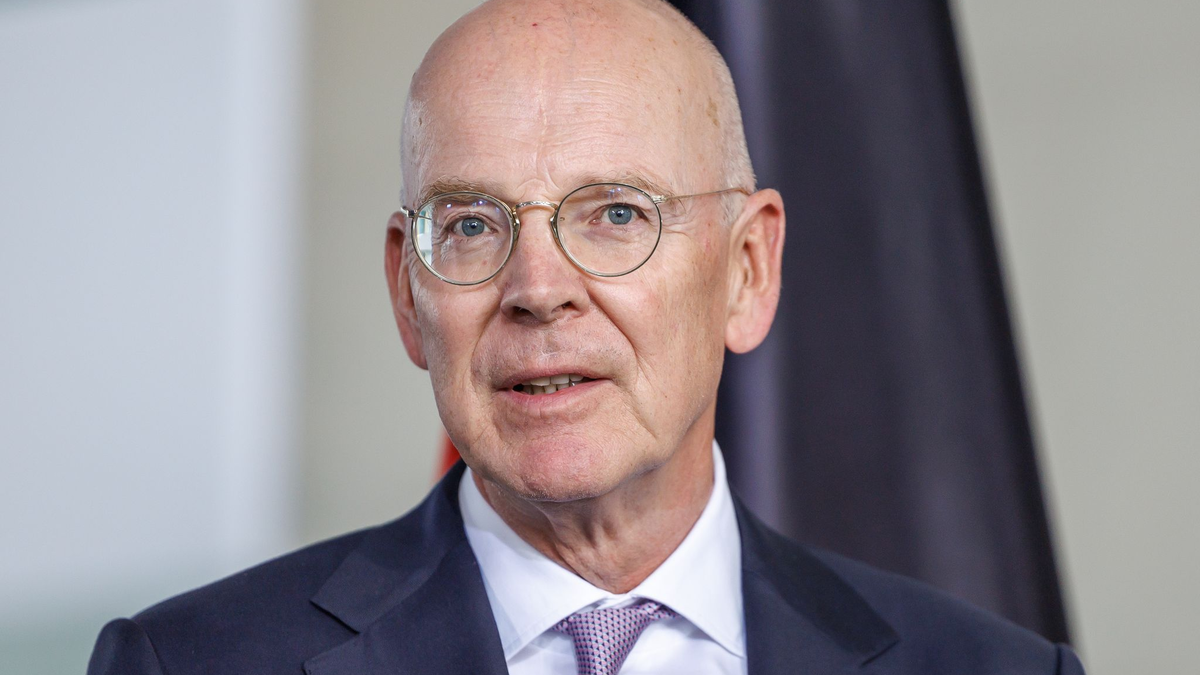 Der Banker Blessing soll im Auftrag des Kanzlers Investoren gewinnen. - Foto: Andreas Gora/dpa