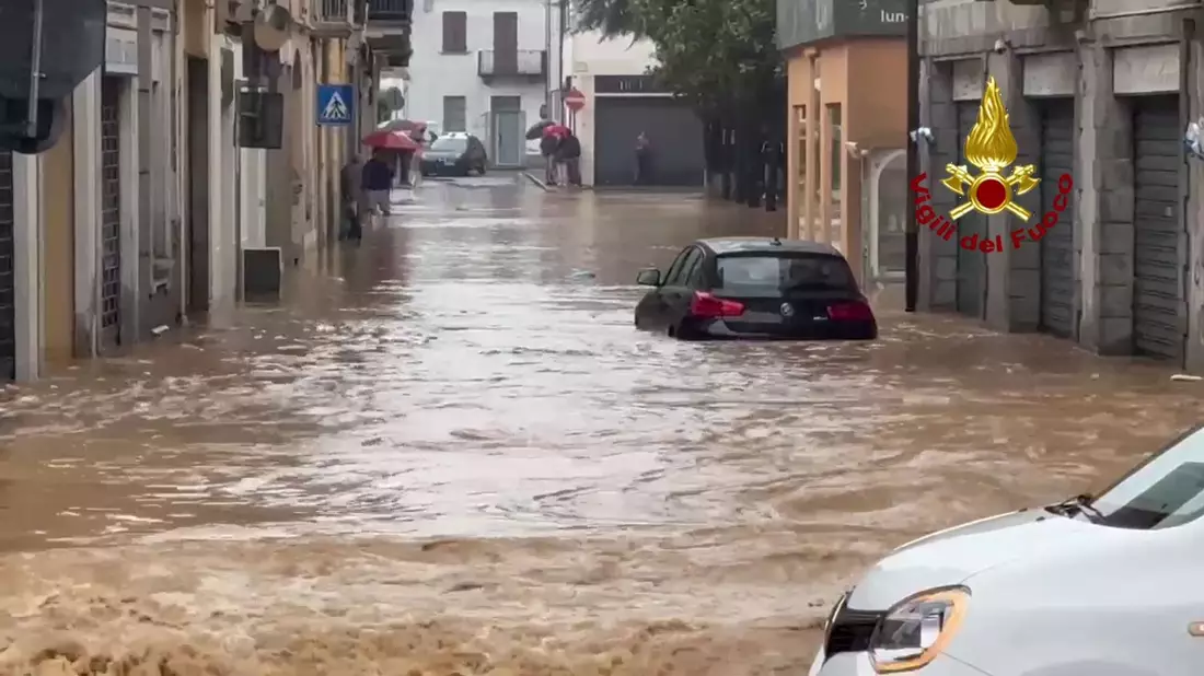 In der Stadt Cabiate zwischen Mailand und dem Comer See fließt das Wasser kniehoch durch die Straßen. - Bild: -/Vigili del Fuoco/dpa