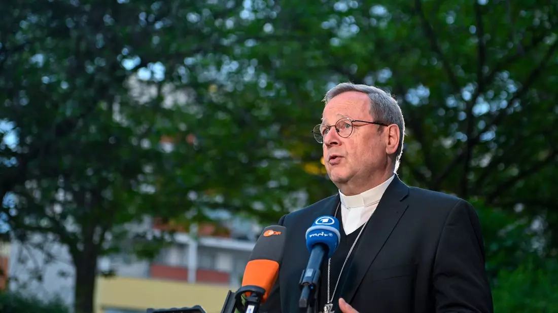 Der Vorsitzende der Deutschen Bischofskonferenz, Georg Bätzing, sieht keinen Widerspruch zwischen dem Reformweg der deutschen Katholiken und jüngsten Äußerungen des Papstes (Archivbild). - Bild: Klaus-Dietmar Gabbert/dpa