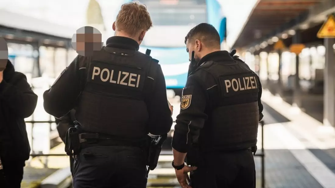 Bundespolizeidirektion München: Vier Ausschreibungen und ein Gewalttäter / Bundespolizei landet vier Fahndungstreffer und übergibt Jugendlichen an Betreuer - Bild: presseportal.de
