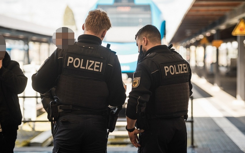 Bundespolizeidirektion München: Vier Ausschreibungen und ein Gewalttäter / Bundespolizei landet vier Fahndungstreffer und übergibt Jugendlichen an Betreuer - Foto: presseportal.de
