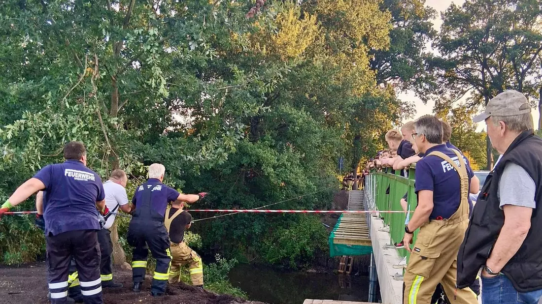 FW-OLL: Die Feuerwehren Sandhatten und Huntlosen treffen sich alle zwei Jahre zum legendären Huntewettkampf - Bild: presseportal.de
