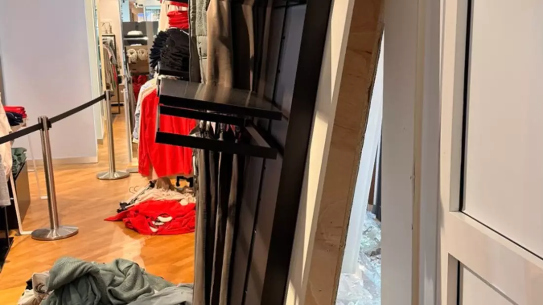 POL-STD: Dollern / Buxtehude: Autos fuhren in Schaufensterscheiben - Bild: presseportal.de
