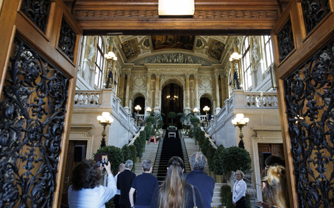 Vor der Trauerfeier nahmen Fans am Sarg des Theatermachers Abschied. - Foto: Tobias Steinmaurer/APA/dpa